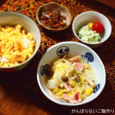 白菜とベーコンの蒸し煮の献立。玉子丼・つきこんにゃく煮・枝豆ポテトサラダを組み合わせている