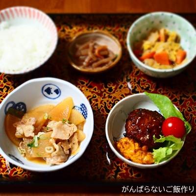 大根と豚肉と玉ねぎの煮物の献立。白ご飯、肉団子とトウモロコシの香ばし揚げ、キャベツ・人参・しめじの煮物、つきこんにゃく煮の組み合わせ。