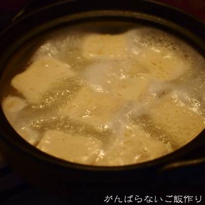 煮込み中の湯豆腐
