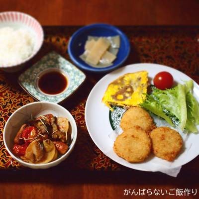 ジャガイモとナスとウインナーのトマト炒め煮の献立。ご飯・お魚メンチ・オムレツ・サラダ・肉団子・刺身こんにゃくの組み合わせ