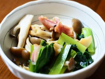 小松菜とベーコンとシメジの炒め物