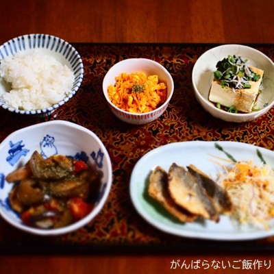 にんじんしりしりの献立。白ご飯、アジの竜田揚げと生野菜サラダ、ナスのトマト炒め煮、冷奴の海苔しらすのせの組み合わせ。