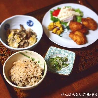 舞茸の卵とじの献立。梅ひじきご飯・鶏唐揚げ+マカロニサラダ+大学いも・きゅうりの酢の物の組み合わせ