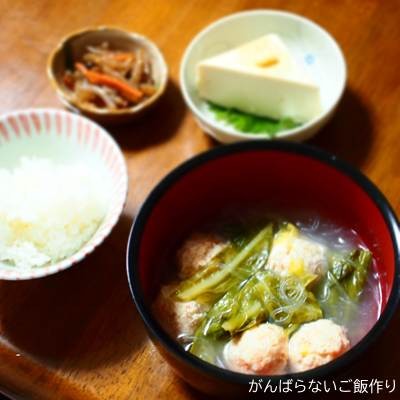 鶏だんごとキャベツのスープを使った献立。白ご飯、冷奴、つきこんにゃく煮の組み合わせ。