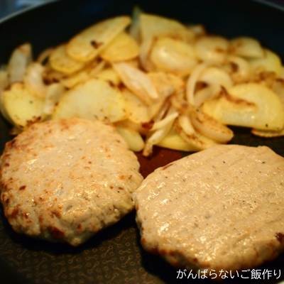 炒めたジャガイモと玉ねぎを寄せ、チルドの豆腐ハンバーグを追加した調理中の一コマ。