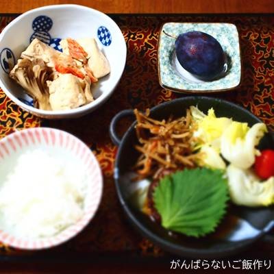 豆腐と舞茸とカニカマの煮物を使った献立。ご飯・タレメンチ+しそ・きんぴら・生野菜サラダ・プルーンの組み合わせ。