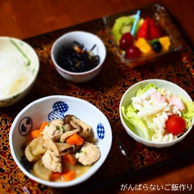 鶏だんご入り大根・人参・しめじの煮物の献立。白ご飯、マカロニサラダ、ひじき煮、カットフルーツの組み合わせ。