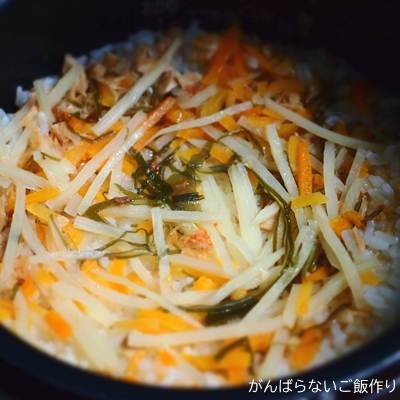 炊飯器に炊きあがったイチビキ ストレート金目鯛釜めし
