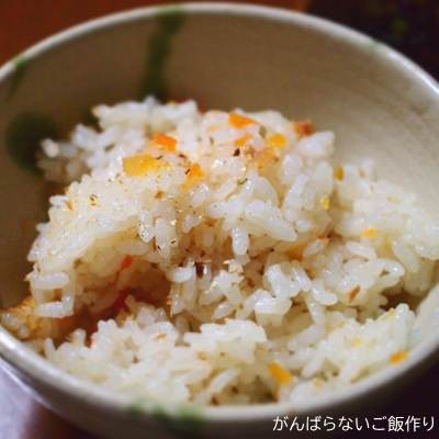 茶碗に盛り付けたイチビキ ストレート金目鯛釜めし。山椒がかかっている。