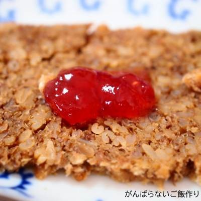イチゴジャムをのせたメステマッハー ビオハーファーブロート
