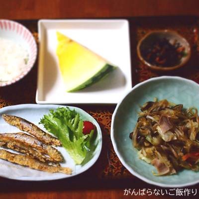 もやしとナスと生ハムの生姜炒めを利用した献立。ご飯、シシャモのから揚げ、ひじき煮、スイカを組み合わせている。