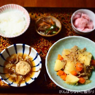 がんもとキャベツの煮物の献立。ご飯・肉じゃが・つきこんにゃく煮・さくら胡麻豆腐の組み合わせ