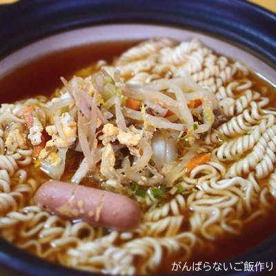 インスタントラーメンにトッピングしたモヤシ炒め