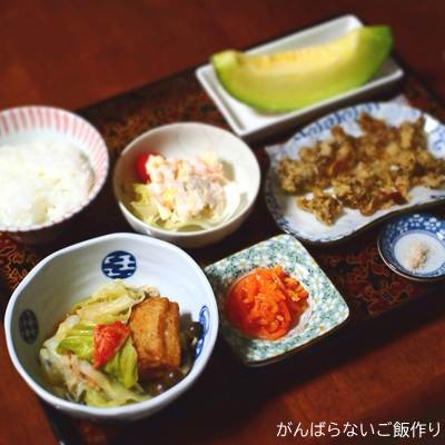 キャベツとしめじとうずら天の煮物を使った献立。ご飯・舞茸の天ぷら・マカロニサラダ・人参のお浸し・メロンの組み合わせ。