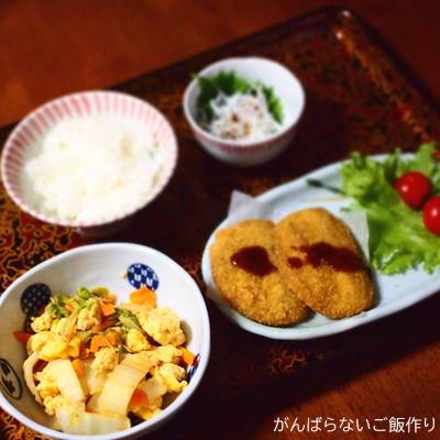 白菜と人参の卵炒めの献立。ご飯・黒はんぺんフライ・サラダ・しらすの組み合わせ