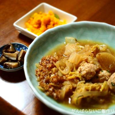 玄米トースト＆鶏だんご入り白菜・大根・玉ねぎの味噌炒め煮の献立。マッシュしたじゃがいも煮、椎茸煮の組み合わせ。