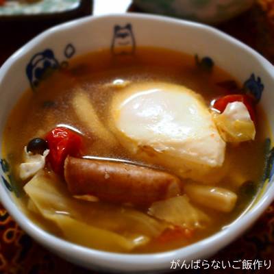 卵入りウインナー・キャベツ・ミニトマトのスープ
