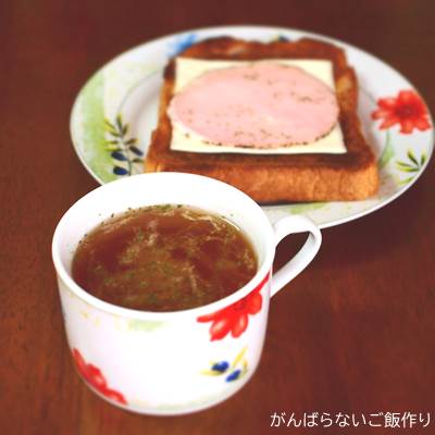 たまねぎスープと食パンの朝食