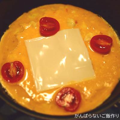 調理中のポテトサラダのオムレツ