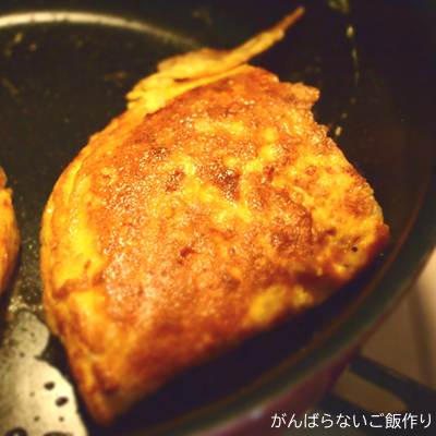 焼きあがったポテトサラダのオムレツ