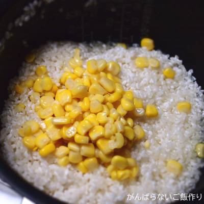 炊飯器に入れた洗米した白米と、井村屋とうもろこしごはんの素