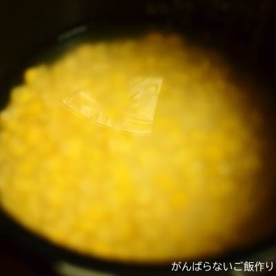 炊飯器に入れた白米ととうもろこしごはんの素と規定量の水、写真はピンボケ