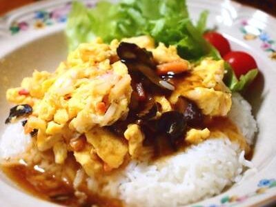 日本ハム 中華名菜 かに玉で作った天津飯、ご飯はレトルト使用