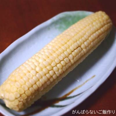 電子レンジで加熱した白いとうもろこし