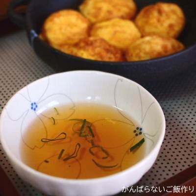 カットネギを入れた特製つゆとたこ昌の明石焼