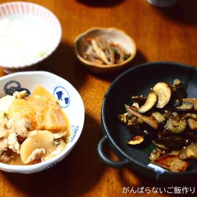 黒はんぺんとナスの生姜炒めの献立。白ご飯、カブと大根と豚肉の煮物、つきこんにゃく煮を組み合わせている。