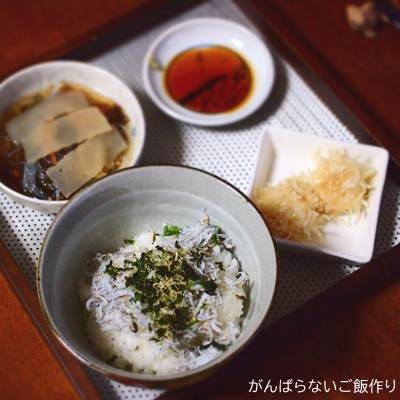 いかしゅうまいの献立。しらす丼・春雨サラダ・刺身こんにゃくの組み合わせ。