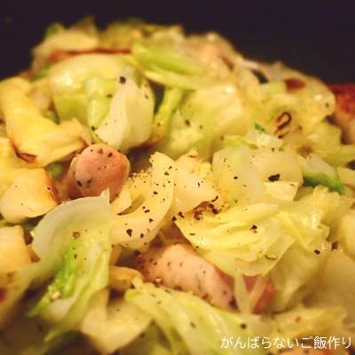 調理中のバジルソーセージの蒸し焼き