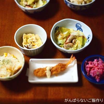 バジルソーセージの蒸し焼きの献立。とうもろこしご飯・エビフライ・豆腐の卵とじ・ビーツのコールスローの組み合わせ