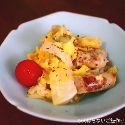 卵を絡ませたバジルソーセージの蒸し焼き