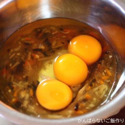 ボールに入れた広東風かに玉の素と卵3個