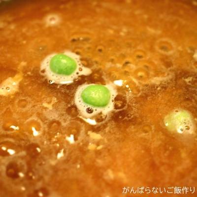 広東風かに玉 あんかけを作っているところ