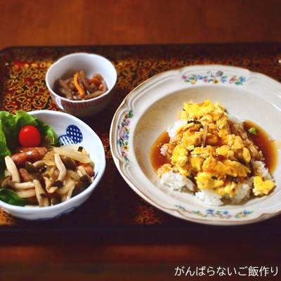 天津飯の献立。玉ねぎとしめじのポン酢炒め
・つきこんにゃく煮の組み合わせ