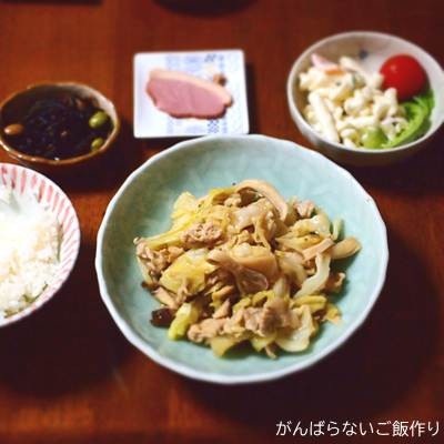 豚肉とエリンギのキャベツ炒めの献立。ご飯・ひじき煮・合鴨ステーキ・マカロニサラダの組み合わせ