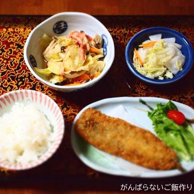キャベツ・人参・しめじの煮物。ご飯・サンマフライ・白菜の浅漬けサラダの組み合わせ