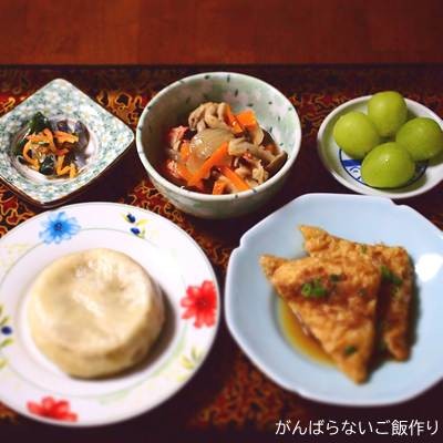 しめじ・人参・玉ねぎのカニカマ煮物を利用した献立。おやき、肉詰めいなり煮、ニシン菜の花、シャインマスカットの組み合わせ。