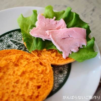 パスコ 完熟トマトのイングリッシュマフィンにグリーンリーフとももハム切り落としを挟んだシンプルサンド