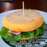 パスコ 完熟トマトのイングリッシュマフィンにグリーンリーフとももハム切り落としを挟んだシンプルサンド