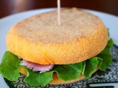 パスコ 完熟トマトのイングリッシュマフィンにグリーンリーフとももハム切り落としを挟んだシンプルサンド