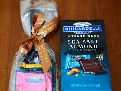 ギラデリチョコ、スプーンレスト付き詰め合わせセットとシーソルトアーモンド