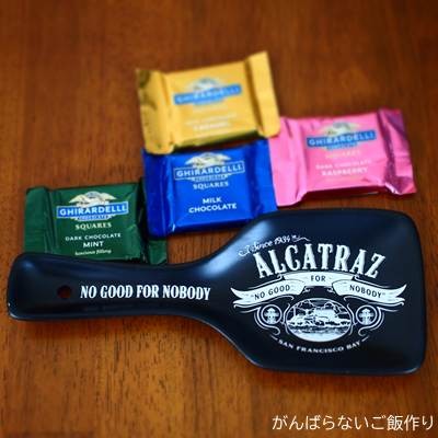 アルカトラズ島がデザインされたスプーンレストとギラデリチョコレート4種のセット品