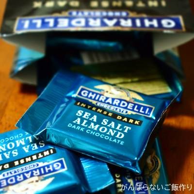 開封したギラデリチョコレート、個包装のシーソルトアーモンド