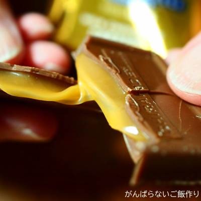 割れてフィリングが出たギラデリチョコのキャラメルフレーバー