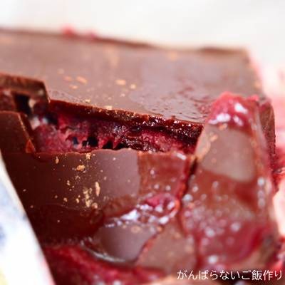割れてフィリングが出たギラデリチョコのラズベリー