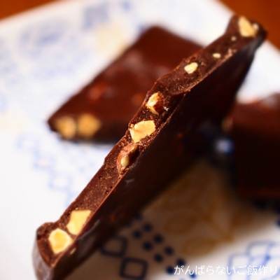 ギラデリチョコレート シーソルトアーモンドの断面。アーモンドが入っている。