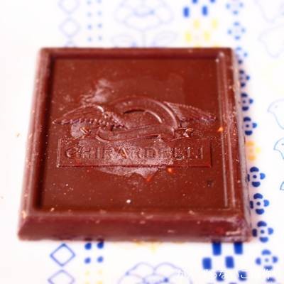 開封したギラデリチョコレート シーソルトアーモンド。表面が白っぽくなっている。